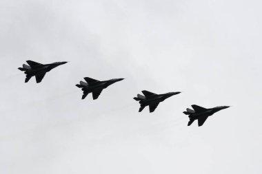 MOSCOW, RUSSIA - 9 Mayıs 2020: MIG-29 SMT savaşçıları 2. Dünya Savaşı 'ndaki zaferin 75. yıldönümüne adanmış bir geçit töreninde, gökyüzündeki Kızıl Meydan üzerinden uçtular.