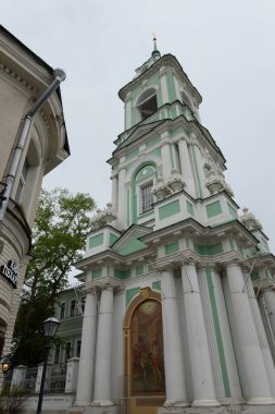 MOSCOW, RUSSIA - 9 Mayıs 2020: Moskova 'da Pyatnitskaya Caddesi' ndeki Bor yakınlarında Vaftizci Yahya 'nın Kellesi Kilisesi' nin çan kulesi