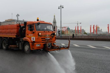 MOSCOW, RUSSIA - 9 Mayıs 2020: Rusya 'daki COVID-19 Coronavirüs salgını sırasında Moskova' nın merkezindeki caddeleri şehir karayolu hizmetleri dezenfekte ediyor