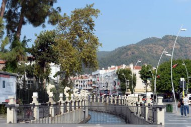 Marmaris, TURKEY - 2 Kasım 2019: Marmaris kıyı şehrinin merkezindeki kanal. Türkiye