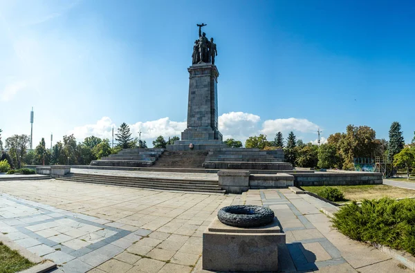 在索非亚，保加利亚的苏联红军纪念碑 — 图库照片