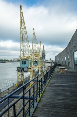 Antwerp, Belçika eski limanda vinç