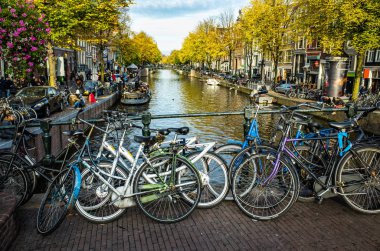 Amsterdam, Hollanda kanal yakın park edilmiş Bisiklet