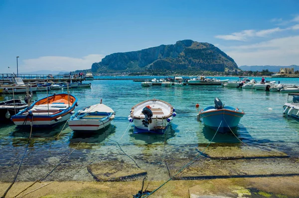 Boten in Mondello, in de buurt van Palermo, Italië — Stockfoto