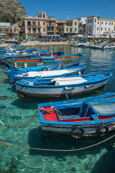 Tekneler Mondello, Palermo, İtalya