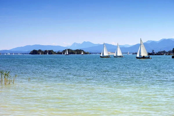 Göl Chiemsee Yatlar yüzen — Stok fotoğraf