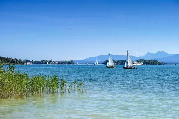 Jachtok a Chiemsee-tó úszó — Stock Fotó