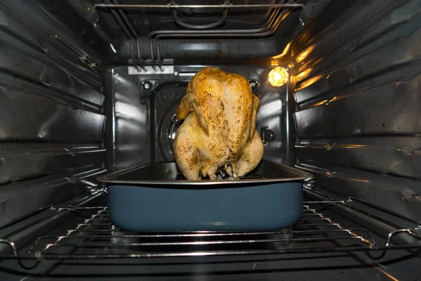 Das Huhn im Ofen — Stockfoto