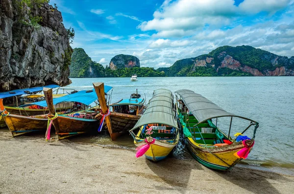 Thaise boot op de oever, Phuket Stockfoto