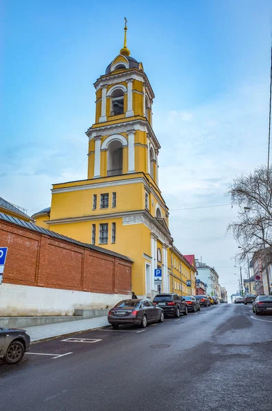 Bell tower med utsikt över gatan Rozhdestvenka, Moskva — Stockfoto