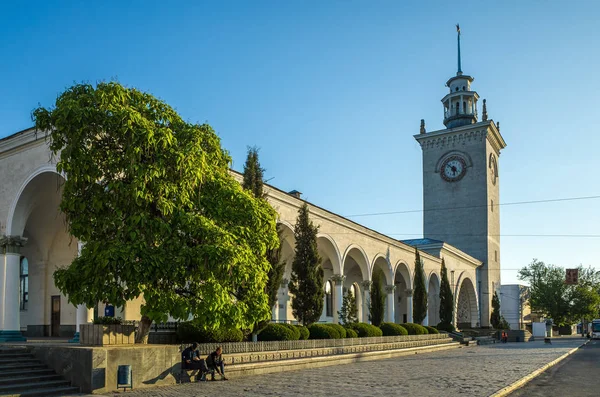 O edifício da estação ferroviária em Simferopol — Fotografia de Stock