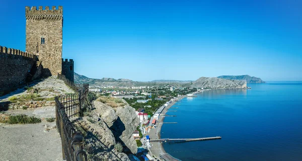 Sudak sahil, castle Hill Ceneviz kale görünümü