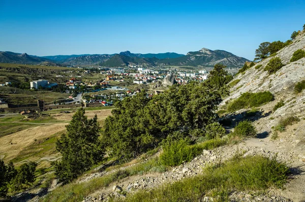 Город с монастырем гор, генуэзской крепостью, Судаком — стоковое фото