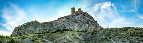 Fortaleza genovesa en la colina del castillo, la ciudad de Sudak — Foto de Stock