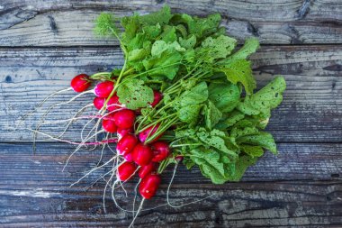 Eski ahşap şık counte başında ile turp.