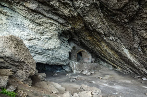 Grotto Chaliapin, falcon (Golitsin) path — Stock Photo, Image