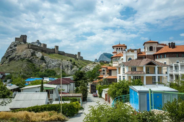 Área turística da cidade com vista para a fortaleza, Sudak — Fotografia de Stock