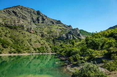 Dağ ve göl Panagia Zelenogorie içinde