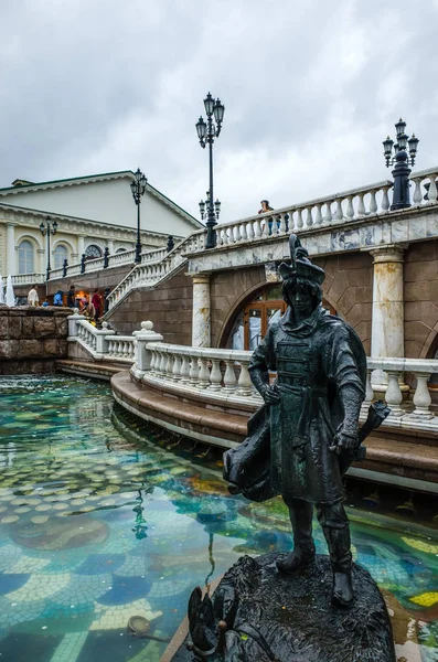 Fontaine et statues du Jardin Alexander — Photo