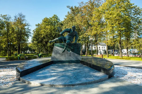 Ett monument till hockey legend Charlamov — Stockfoto