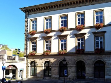 Saksı, Lüksemburg ile ev