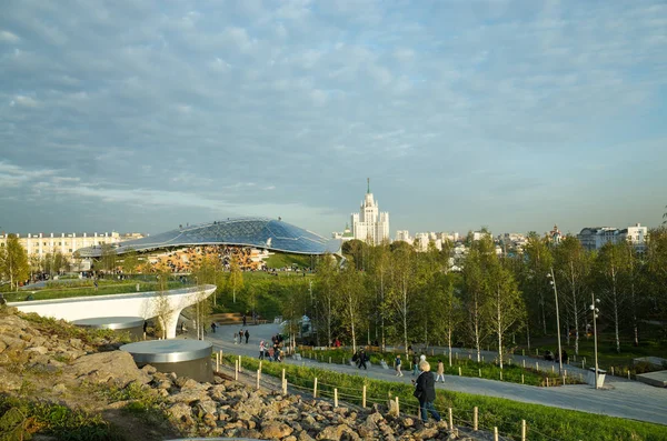 Zaryadye 公园在秋天 莫斯科 — 图库照片