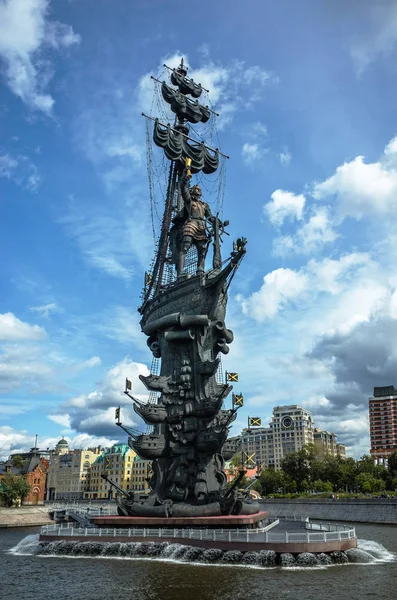 克里米亚堤防和纪念碑彼得1在莫斯科 — 图库照片