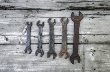 Tahta masadaki eski anahtarlar.