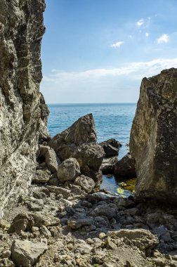 Deniz Sahil kayalar arasında