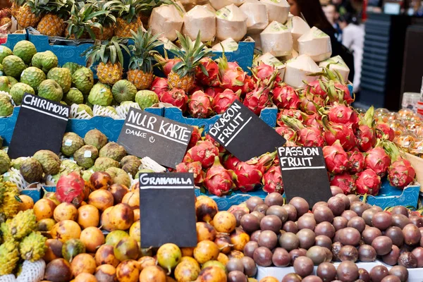 Fruits Sur Comptoir Une Rue — Photo