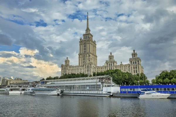 Moskova, Rusya - 11 Temmuz 2018: Radisson Royal Otel ve İskelesi. Taras Shevchenko seti. Moskova nehrinde eğlence tekneleri