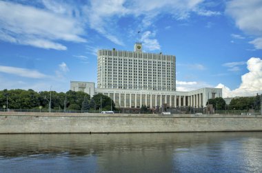 Moskova, Rusya - 11 Temmuz 2018: Krasnopresnenskaya Embankment ve Rusya Federasyonu Hükümet Binası