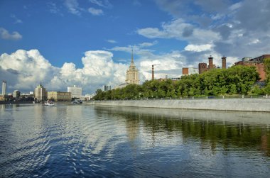 Moskova, Rusya - 11 Temmuz 2018 Moskova nehri boyunca nehir yürüyüşü. Taras Shevchenko ve Krasnopresnenskaya setlerinin manzarası. Beyaz Saray Binaları ve Radisson Royal Oteli