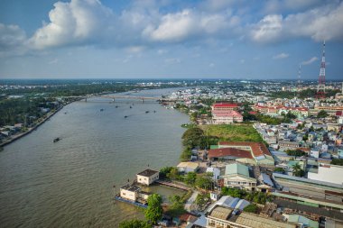 Ho Chi Minh Şehri, Vietnam - 7 Nisan 2019: şehrin yukarıdan görünüşü, nehrin üzerinden köprü