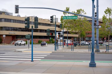 San Francisco, California, Usa - 14 Mayıs 2018: Embarcadero Caddesi 'nde yol ayrımı, şehirde gezinme.