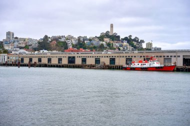San Francisco, California, Usa - 14 Mayıs 2018: Körfez kıyısından şehir manzarası, tekneli deniz rıhtımı