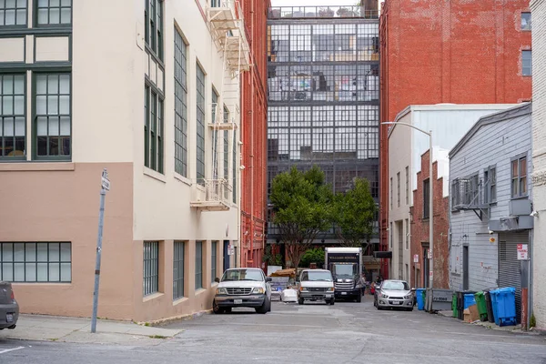旧金山 加利福尼亚州 Usa 2018年5月14日 沿路的城市建筑 带有大玻璃窗的老工业建筑 — 图库照片
