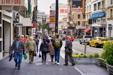 San Francisco, Ca, Usa - 14 Mayıs 2018: kentsel manzara, belediye ve ticari binalar, çevre bitki örtüsü, araçlar ve yayalar, dükkanlar ve restoranlar