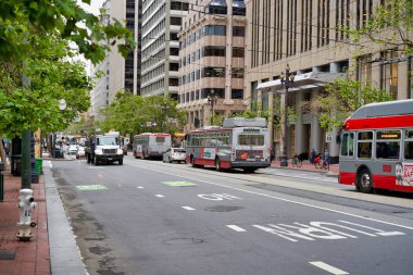 San Francisco, Ca, Usa - 14 Mayıs 2018: Şehir ve özel ulaşım, konut ve ticari binalar, gündüz yürüyüşü