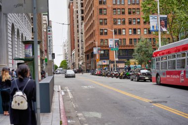 San Francisco, Ca, Usa - 14 Mayıs 2018: Şehir ve özel ulaşım, konut ve ticari binalar, gündüz yürüyüşü