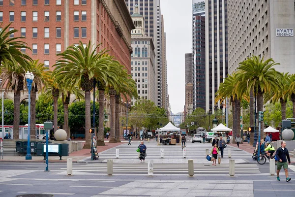 2018年5月14日アメリカ カリフォルニア州サンフランシスコ市 市内の歴史ある通り 交通の要衝や建築物 ヤシの木の路地を歩く日 — ストック写真