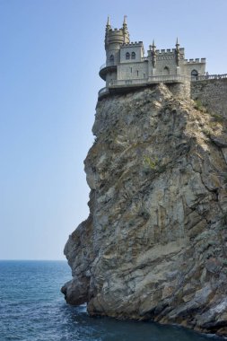 Yalta, Kırım - 29 Temmuz 2016: Karadeniz 'deki çıkıntılı bir kayanın üzerindeki kale