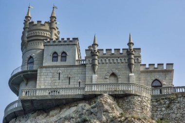 Yalta, Kırım - 29 Temmuz 2016: Karadeniz 'deki çıkıntılı bir kayanın üzerindeki kale