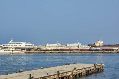 Yalta, Kırım - 28 Temmuz 2016: kullanımdan kalkmış gemileri olan eski bir iskele. Yalta seti