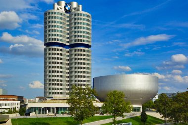 Münih, Almanya - 25 Eylül 2013 - Almanya 'nın ünlü otomobil ve motosiklet üreticisi Bmw Müzesi (Bayerische Motoren Werke)' nin dış görünümü