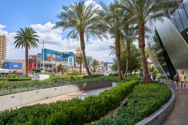 Las Vegas, Nevada, Usa - 23 Mayıs 2018: şehir sokakları, ulaşım, otel ve kumarhane manzarası. Çimler ve palmiye ağaçları