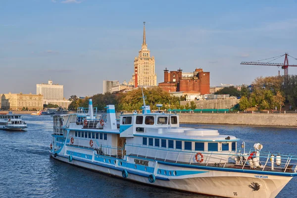 モスクワ ロシア 2019年9月12日 歴史的中心部 モスクワ川の遊覧船 — ストック写真