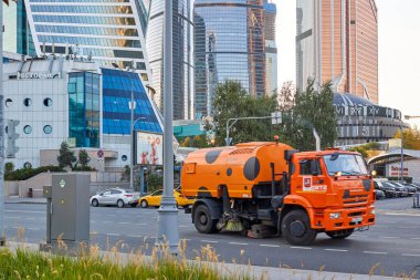 Moskova, Rusya - 12 Eylül 2019: Mekanize sokak temizliği. Moskova 'nın iş merkezinde yol temizliği