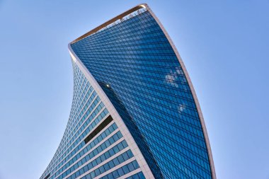 Moskova, Rusya - 12 Eylül 2019: Evrim Kulesi. Moskova Uluslararası İş Merkezi. Gökdelen dış görünüş. Modern ofis binası, mavi gökyüzünde cam cephe. Şehir manzarası, şehir manzarası, gökyüzü.