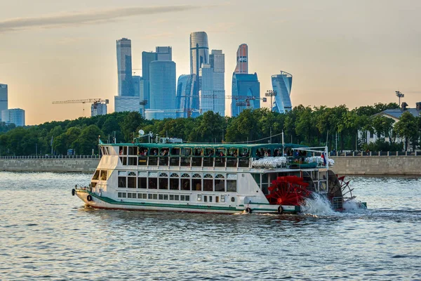 Moscow Rusland Juni 2019 Plezierige Toeristische Boot Moskouse Rivier Avond Stockafbeelding